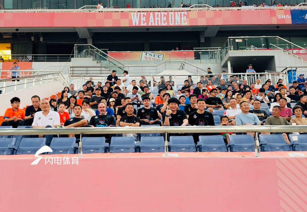 开云综合服务-足篮球联动！山东高速男篮教练组现身泰山队主场加油