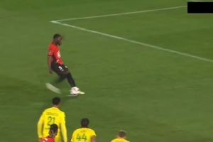 开云中国官网-梦回皇马vs马竞点球大战！雷恩球员罚点二次触球，进球被取消