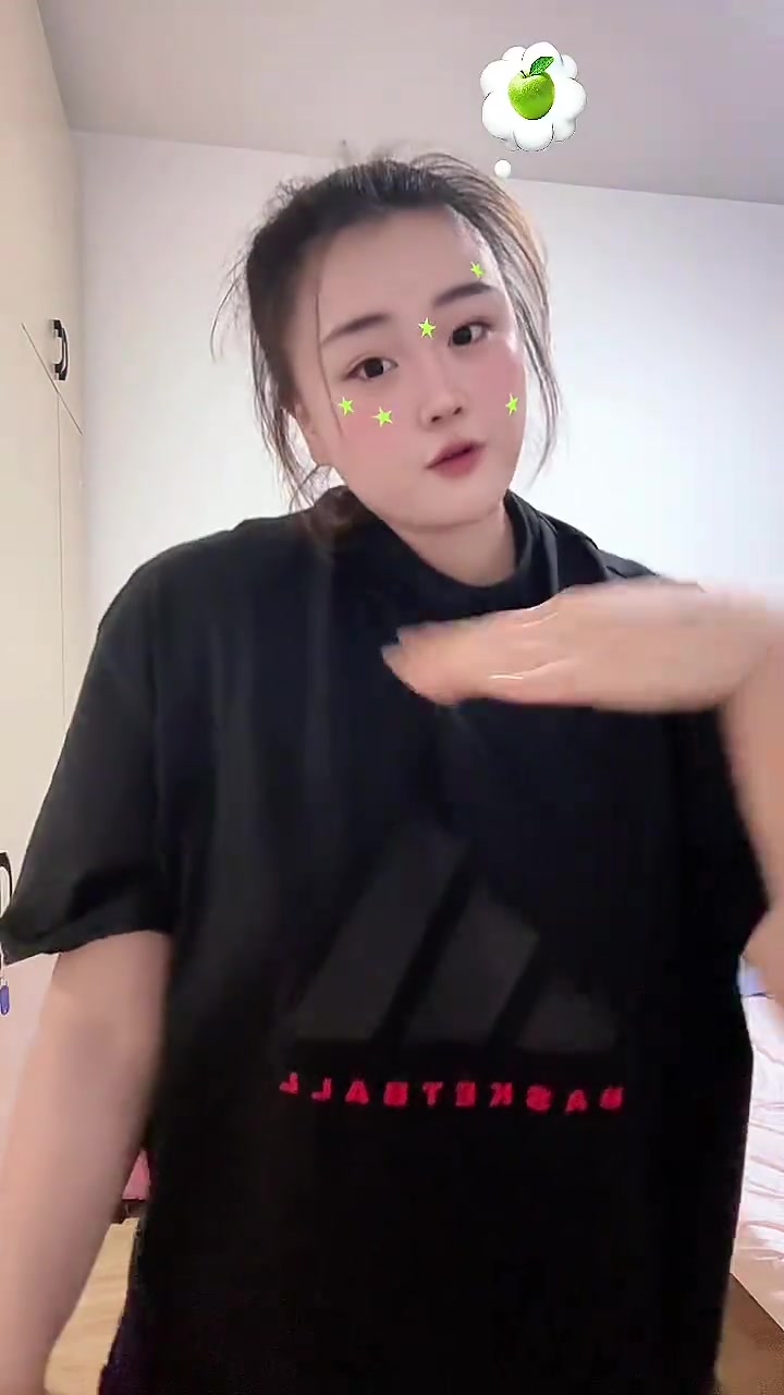 开云品牌-有趣的灵魂！刘禹彤晒搞怪视频 此前报道加盟上海女篮