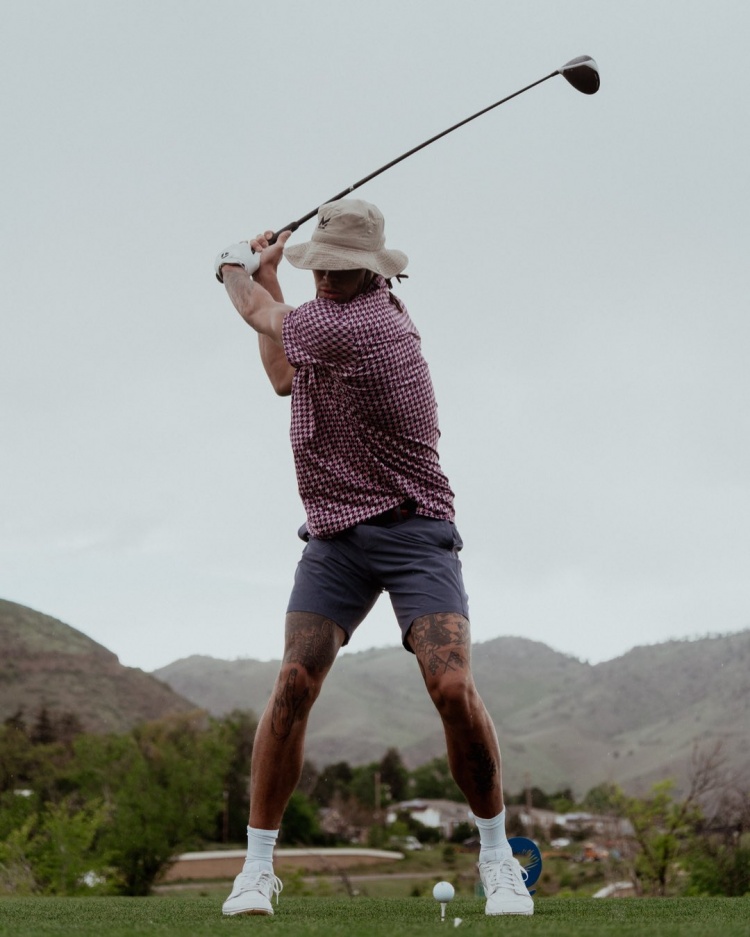 🤪俱乐部成员+1⛳️掘金晒阿隆-戈登打高尔夫球照