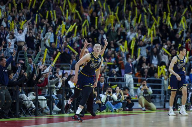 1744012124605074683.jpg #(体育)(1)篮球——CBA季后赛:广东东阳光胜上海久事XxjpseC007269_20250405_PEPFN0A001.jpg