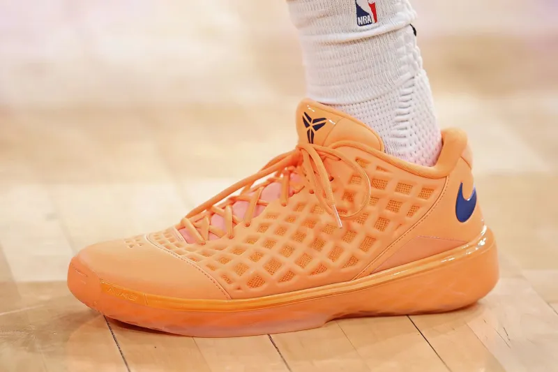 布伦森穿着尼克斯配色科比3，得到20分4篮板5助攻