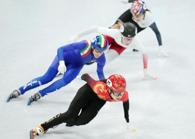 开云品牌-冬奥7日看点：花滑产生第一金 三小项国手冲击奖牌