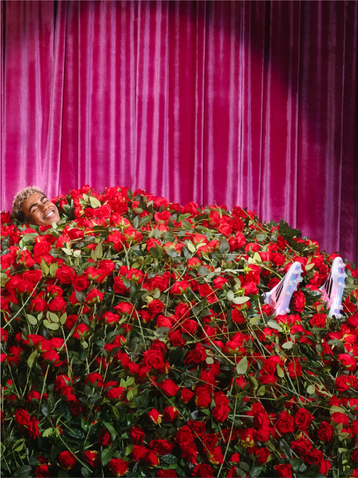 开云权威入口-阿迪“殡葬风”海报太抽象了…网友：送走亚马尔？|阿迪达斯|猎手|玫瑰|玫瑰花|广告_新浪体育_新浪新闻